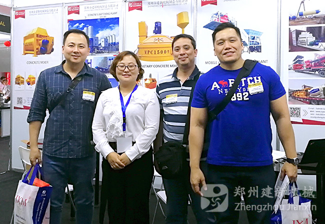 建新機(jī)械多年的菲律賓老客戶(hù)，購(gòu)買(mǎi)了很多混凝土攪拌設(shè)備